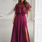 Elegancka sukienka na ramiączkach z cekinowym topem i wysokim rozcięciem, którą nosi kobieta stojąca w eleganckim, białym wnętrzu.