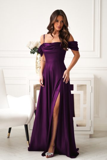 Elegancka Sukienka W Kolorze Bakłażana Z Drapowaniem, Rozcięciem I Błyszczącą Tkaniną 330-11 + SIZE