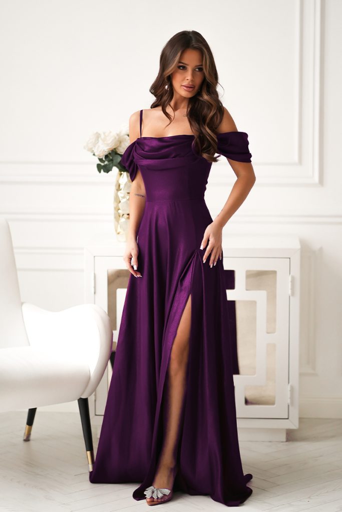 Elegancka Czerwona Sukienka Z Drapowaniem, Rozcięciem I Błyszczącą Tkaniną 330-02 + SIZE 21