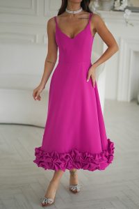 Efektowna fuksjowa sukienka midi bez rękawów z falbaną na dole, srebrne szpilki i choker tworzą stylowy look.