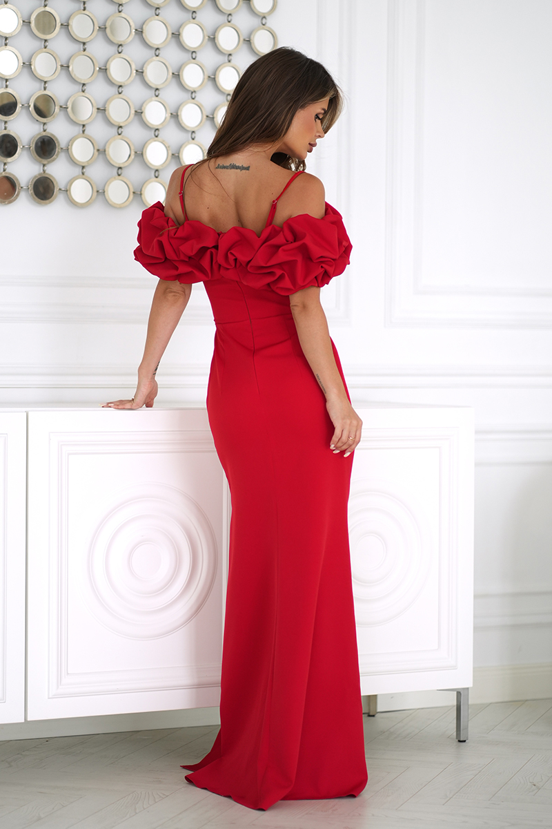 Kobieta w eleganckiej, czerwonej sukience z odkrytymi ramionami stoi plecami do widza w białym, nowoczesnym pomieszczeniu. Kobieta w eleganckiej, czerwonej sukience z odkrytymi ramionami stoi plecami do widza w białym, nowoczesnym pomieszczeniu.
