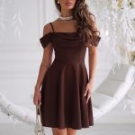 Elegancka Czerwona Sukienka Z Geometrycznym Dekoltem I Odpinanymi Ramiączkami 342-02 + SIZE 3