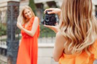 Kobieta w eleganckiej sukience na studniówkę